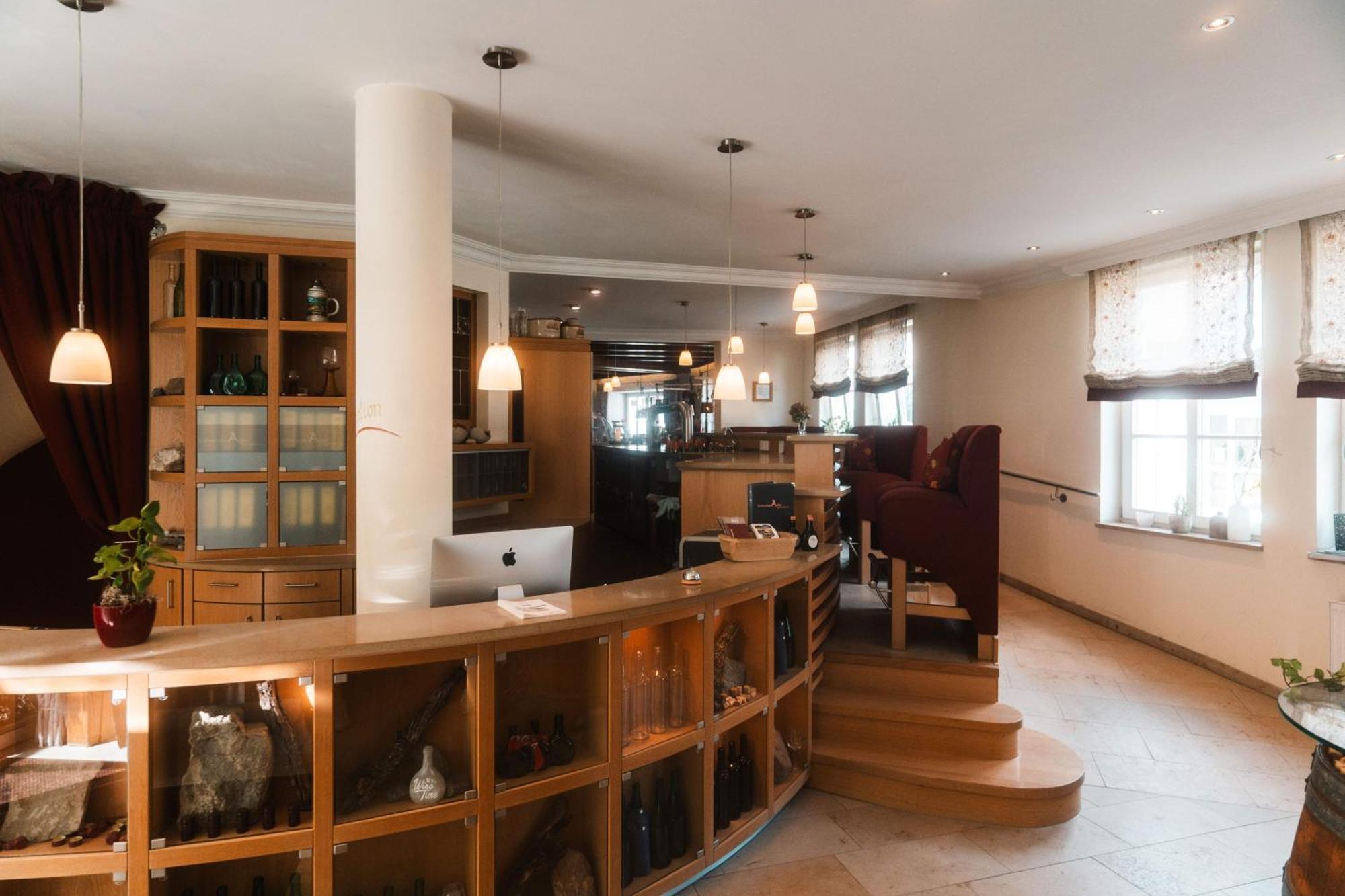 Landhotel Und Weingasthof Schwarzer Adler Wiesenbronn المظهر الخارجي الصورة